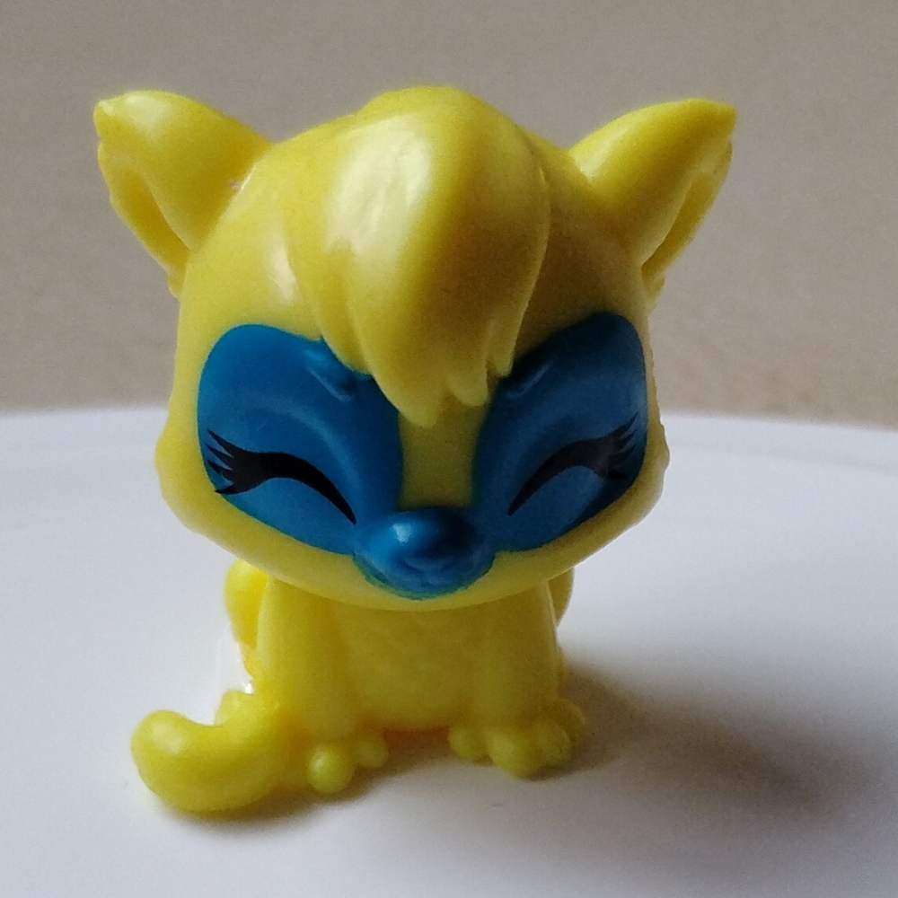 Hatchimals CollEGGtible Wild Wings CAT Yellow Blue Eyes Spin Master Mini Figurin